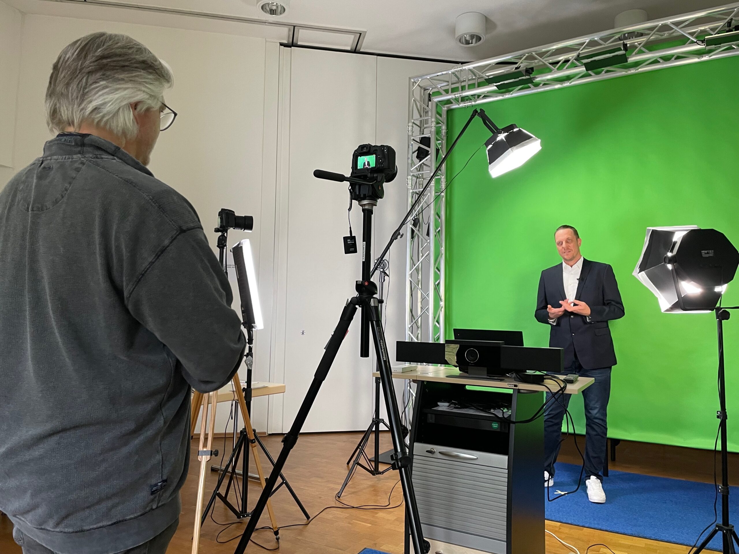 Unser Vorstand Frank Linneberg ist vor einem Grennscreen zu sehen und wird für ein Lernvideo aufgezeichnet.