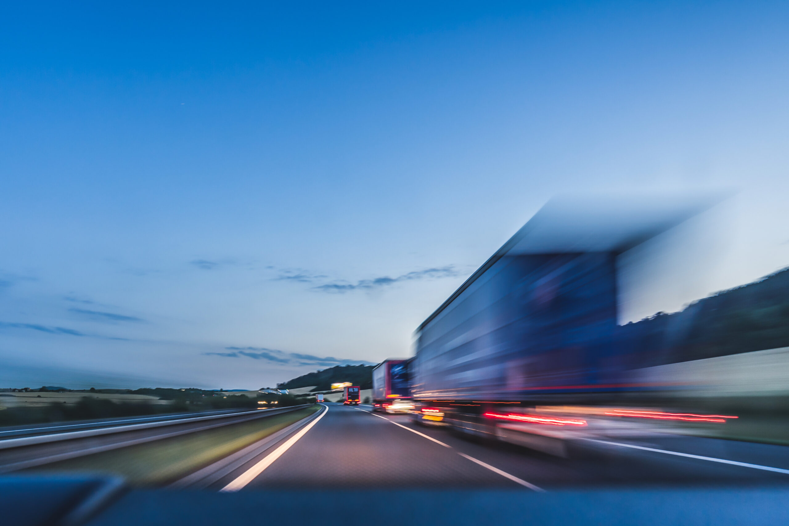 Background photograph of a highway. Truck on a motorway, motion Dekoratives Bild: Künstliche Intelligenze auf der Waage