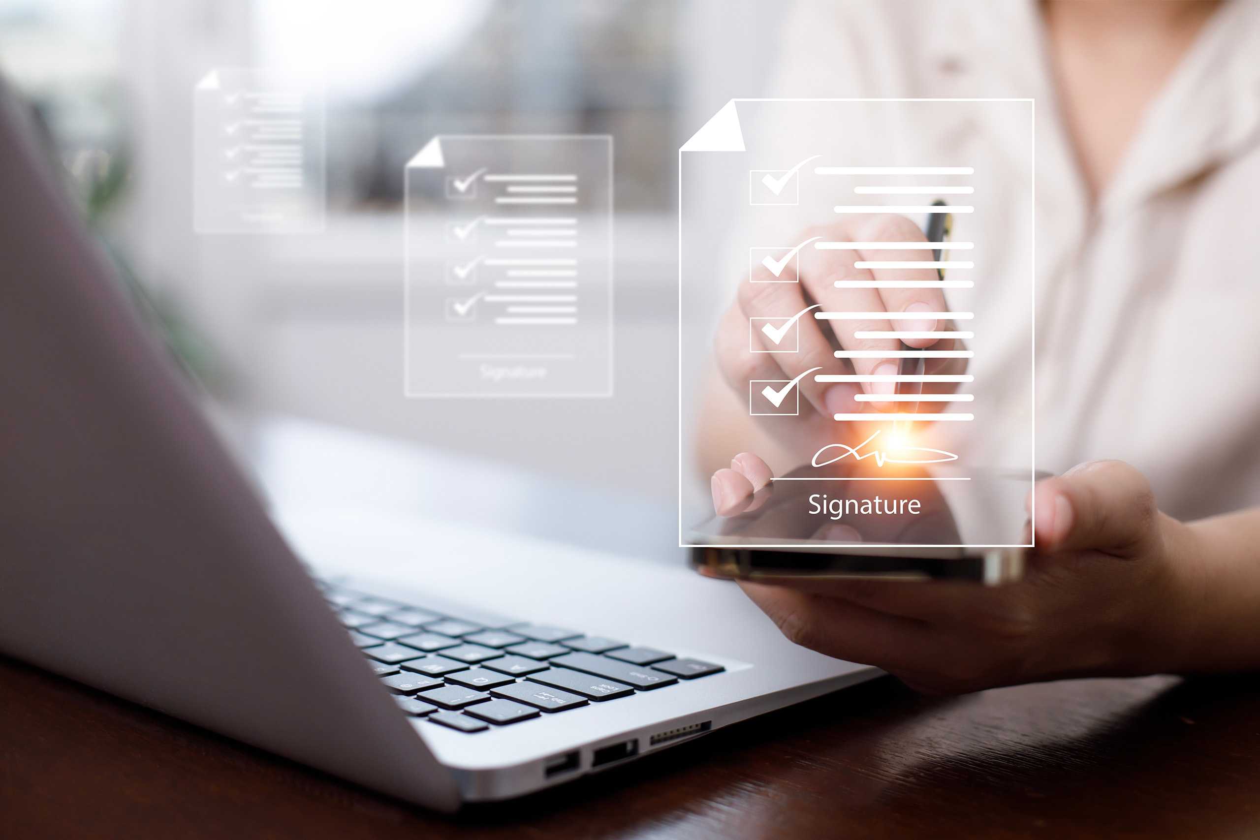 Hände, die auf einer Laptop-Tastatur tippen, mit einem Overlay aus abstrakten Prozessdiagrammen und Flussdiagrammsymbolen.